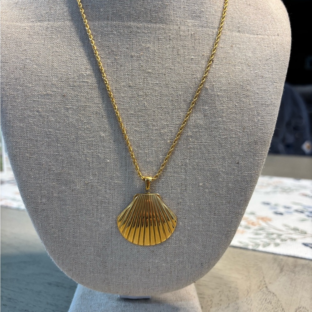 Elegant Gold Shell Necklace - Picture 9 of 10